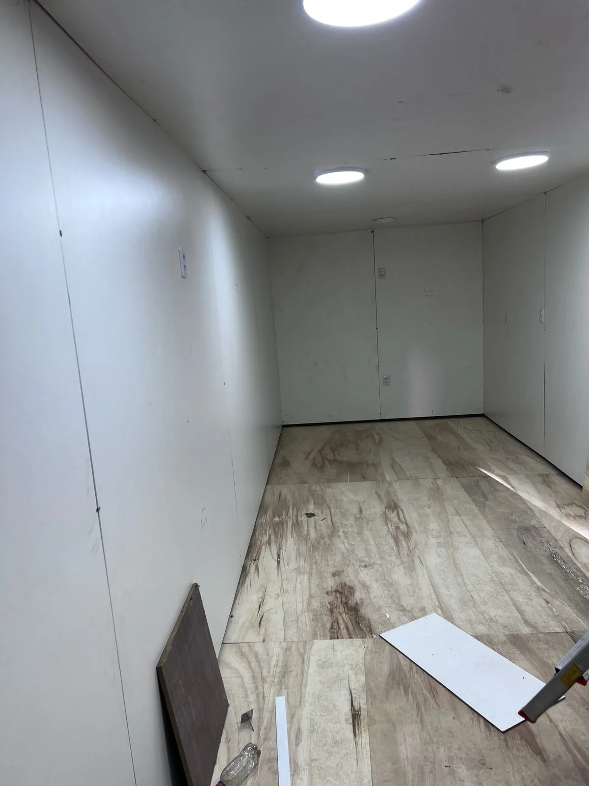 Registro vertical de trabalho executado em ambiente técnico